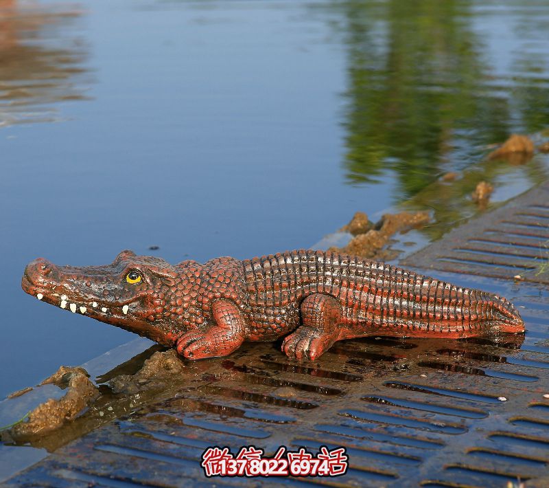 湖邊彩繪玻璃鋼鱷魚(yú)雕塑