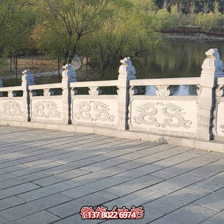 精美青石浮雕石拱橋裝飾，營造舒適安全的公園氛圍