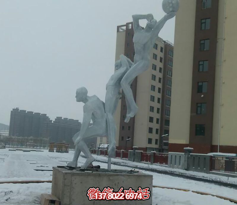 不銹鋼網(wǎng)格籃球場擺放雕塑，為小區(qū)廣場增添創(chuàng)意色彩