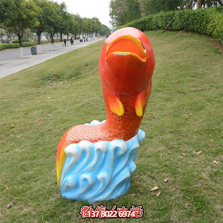 卡通玻璃鋼鯉魚雕塑，點(diǎn)綴游樂園園林