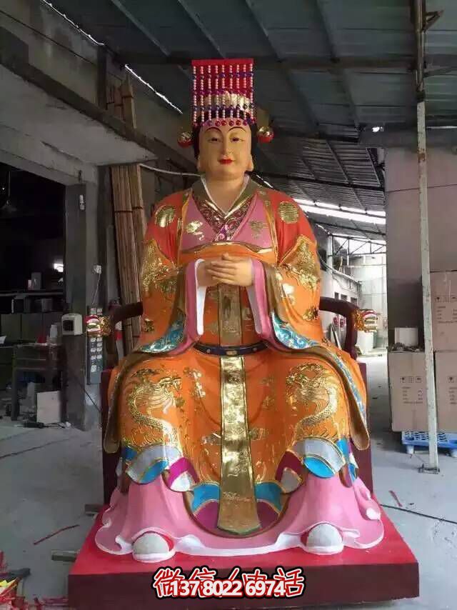 王母娘娘純銅雕塑，屹立于寺廟之中