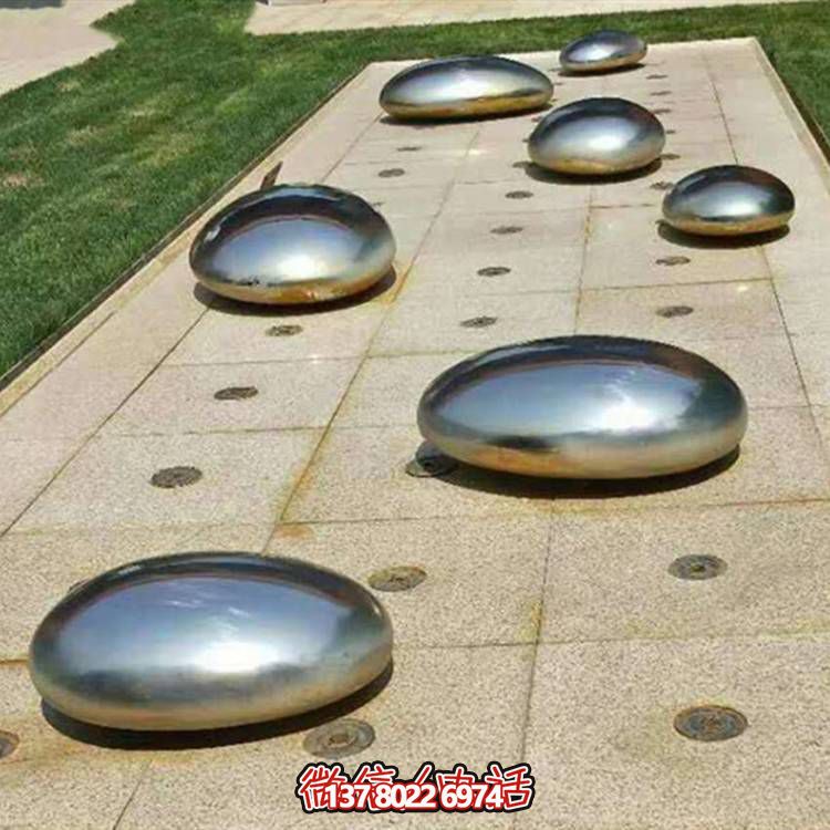 不銹鋼鏡面戶外噴泉水景擺件，以鵝卵石與雕塑裝飾