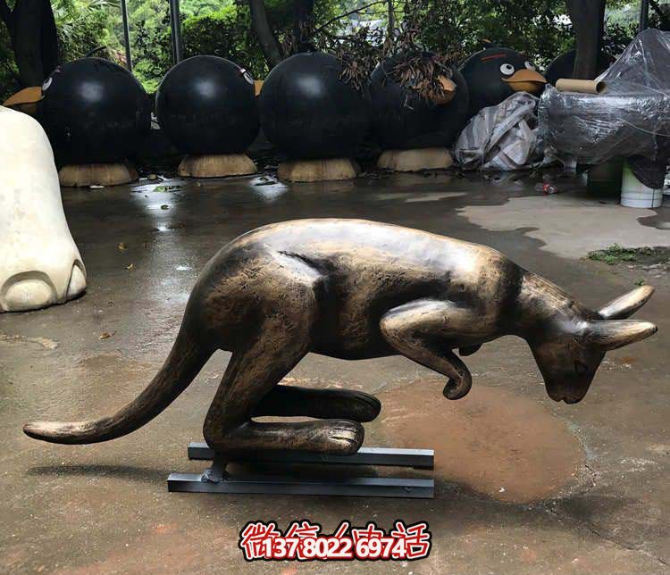 不銹鋼袋鼠雕塑，擺放于大型廣場