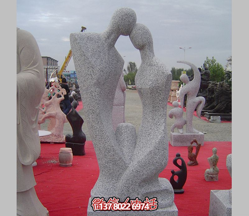 大理石雕塑，記錄街邊情侶的愛(ài)戀