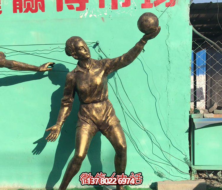 大型玻璃鋼排球?qū)W生雕塑，為廣場增添活力