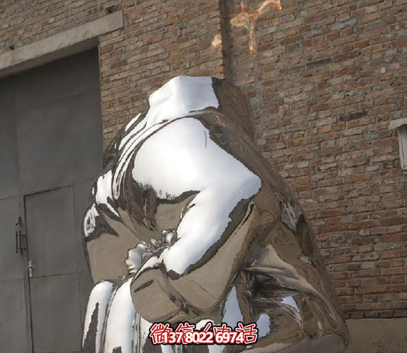 不銹鋼拳頭雕塑，為城市廣場增添力量與鏡面光彩