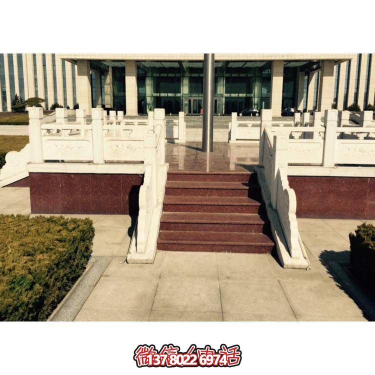 精美雕塑裝飾欄桿，增添學(xué)校廣場(chǎng)升旗臺(tái)象征意義