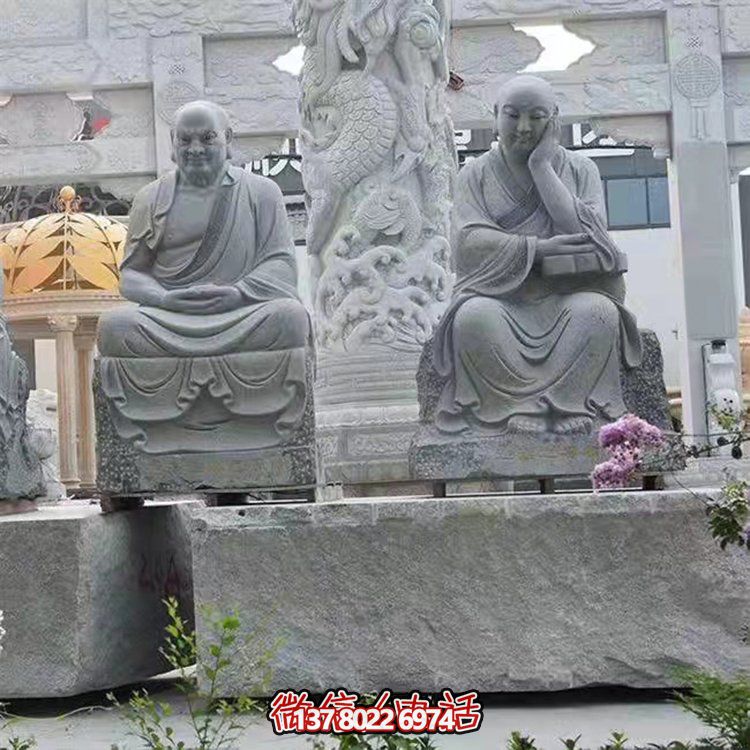 大型戶外石雕佛像雕塑，裝點美麗的寺院園林