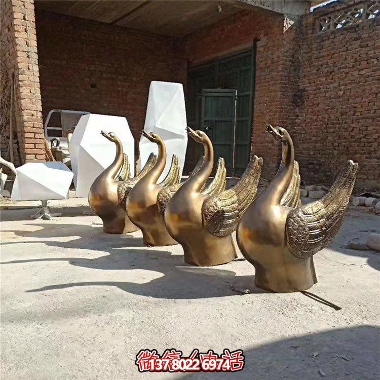 仿銅噴水雕塑，玻璃鋼景觀天鵝水池，為廣場園林擺放