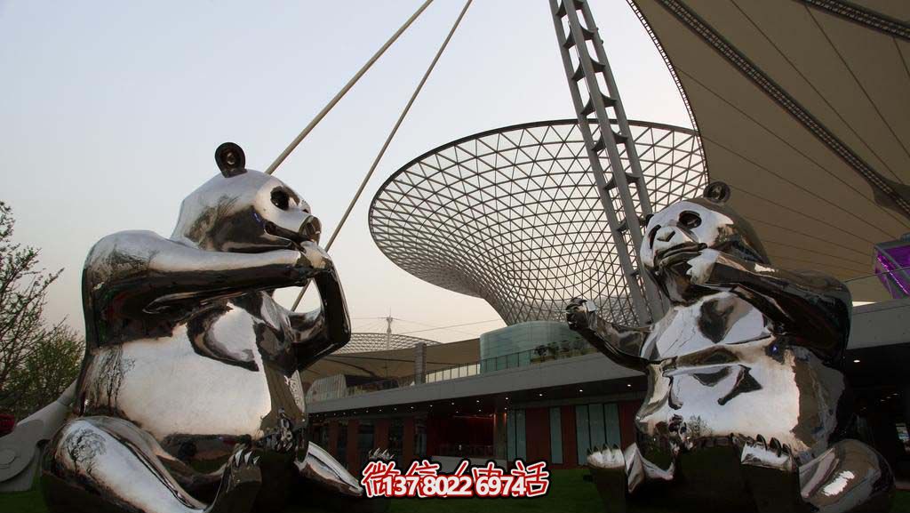 不銹鋼卡通熊貓雕塑，為動(dòng)物園擺放鏡面裝飾