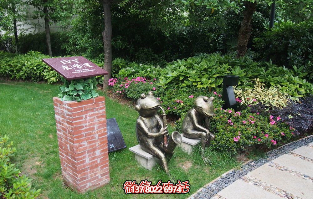 唯美青蛙雕塑，用不銹鋼增添公園景色