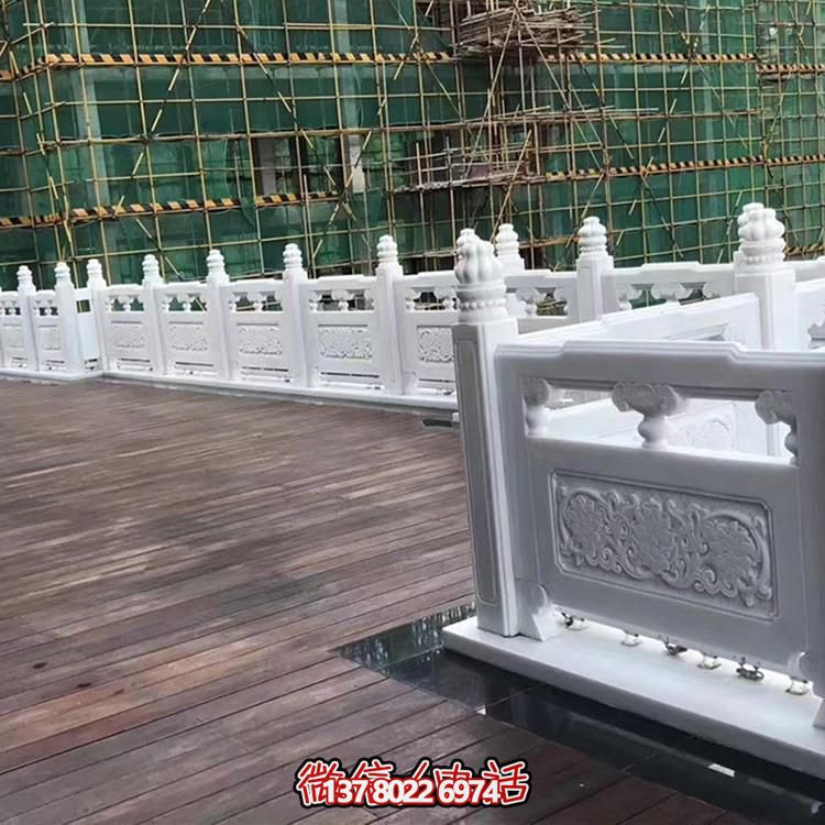 絢麗多彩的防護欄桿，為河道升旗臺打造夢幻般的園林雕塑