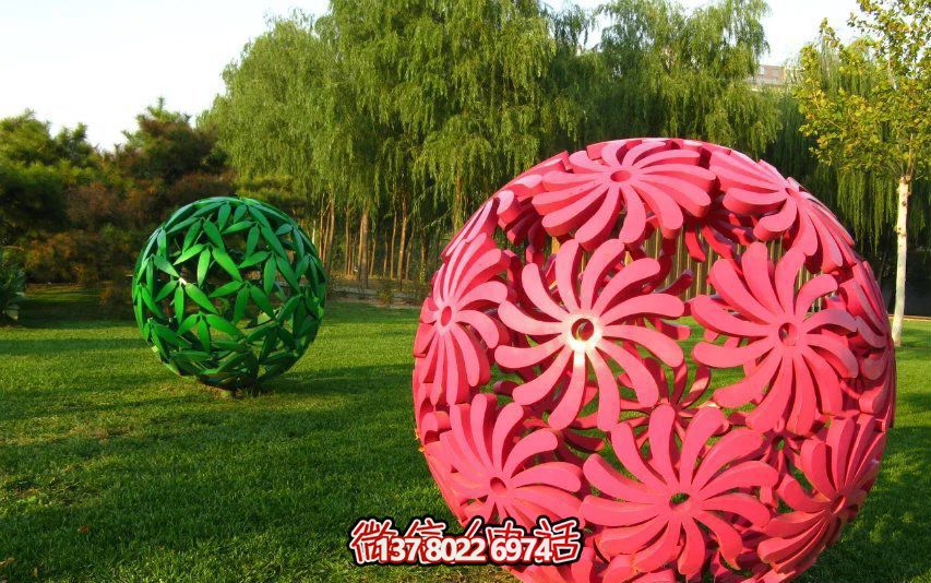 創(chuàng)意粉色鏤空球雕塑，為公園草坪增添童趣
