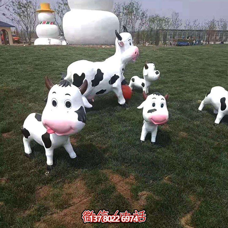 可愛(ài)小奶牛玻璃鋼雕塑，為戶(hù)外園林景觀增添獨(dú)特魅力