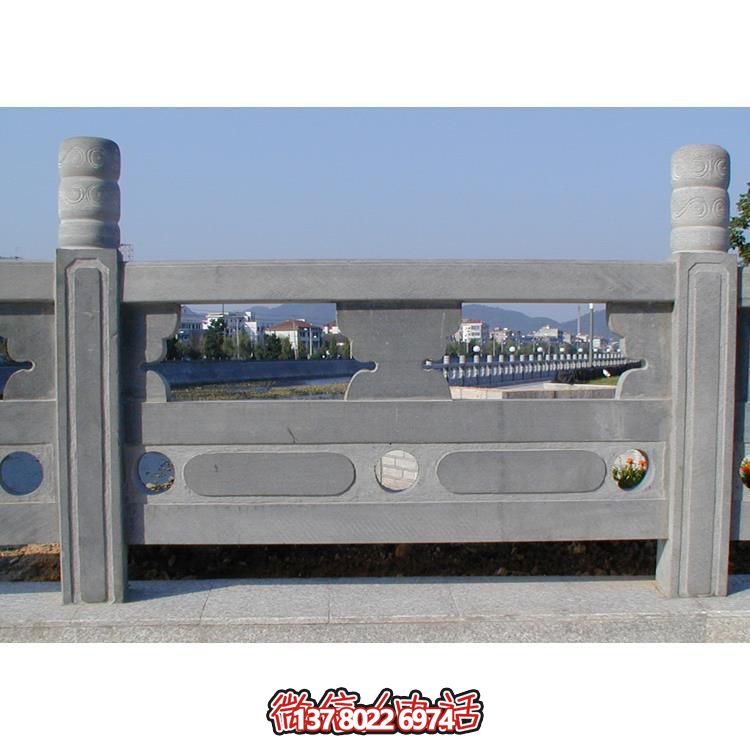 青石雕刻欄桿欄板，點綴美麗河道