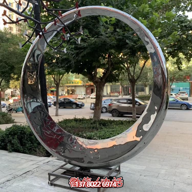 高級不銹鋼鏡面拋光圓環(huán)噴泉，為酒店會所戶外景觀雕塑增添絢麗色彩