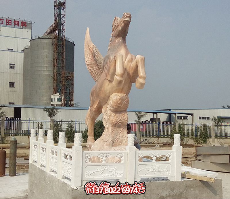飛馬石雕創(chuàng)意雕塑，點(diǎn)綴廣場(chǎng)上的黃蠟石