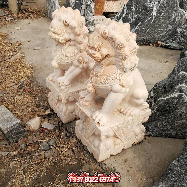 精美大理石雕刻石獅子，為酒店門口添彩晚霞紅