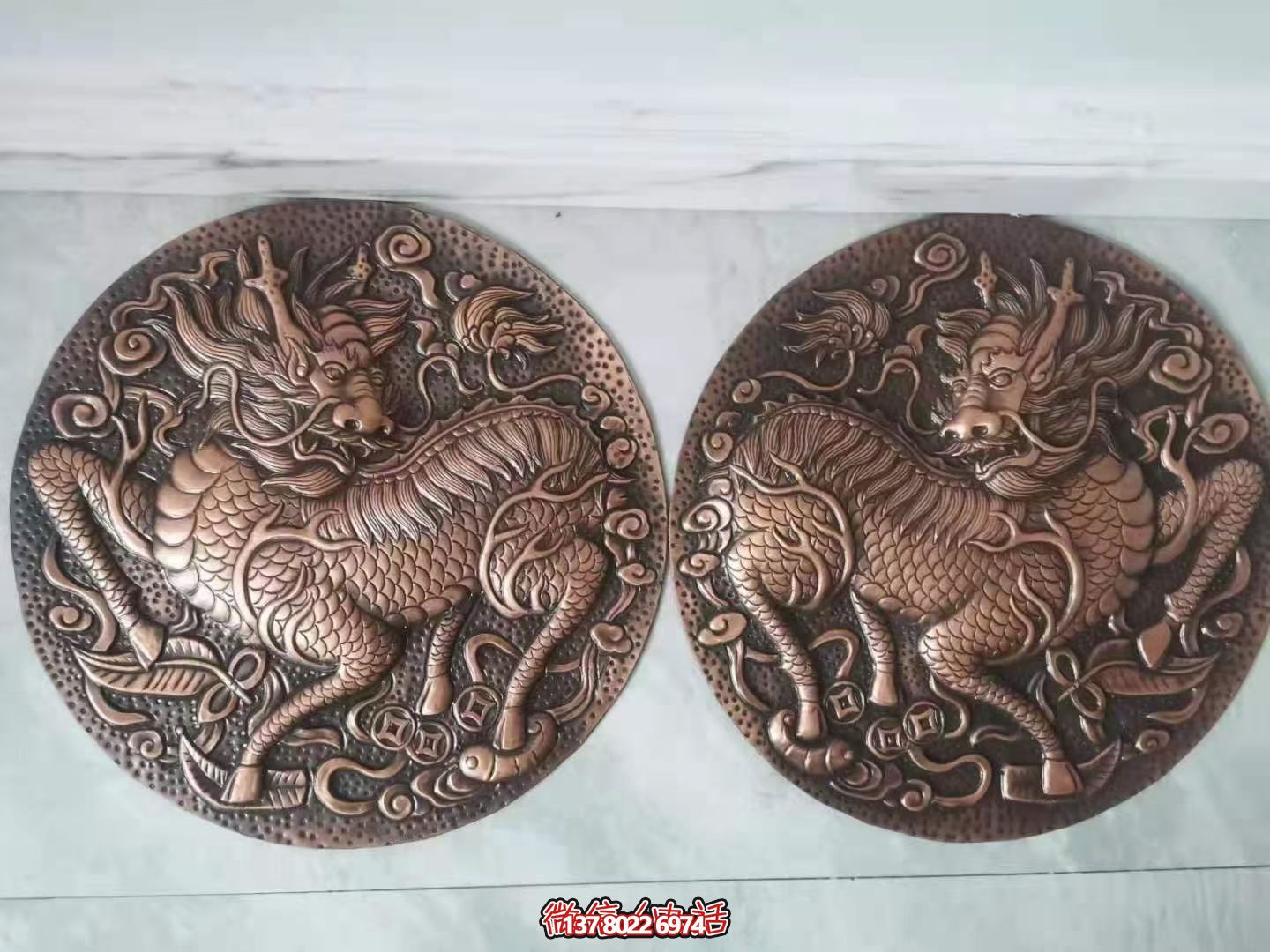 青銅裝飾畫(huà)以麒麟為主題的圓形浮雕 青銅裝飾畫(huà)以麒麟為主題的圓形浮雕