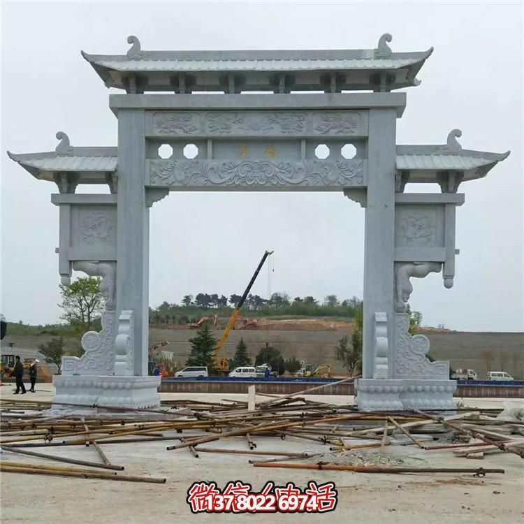 傳統(tǒng)工藝石雕牌坊，點綴鄉(xiāng)村美景