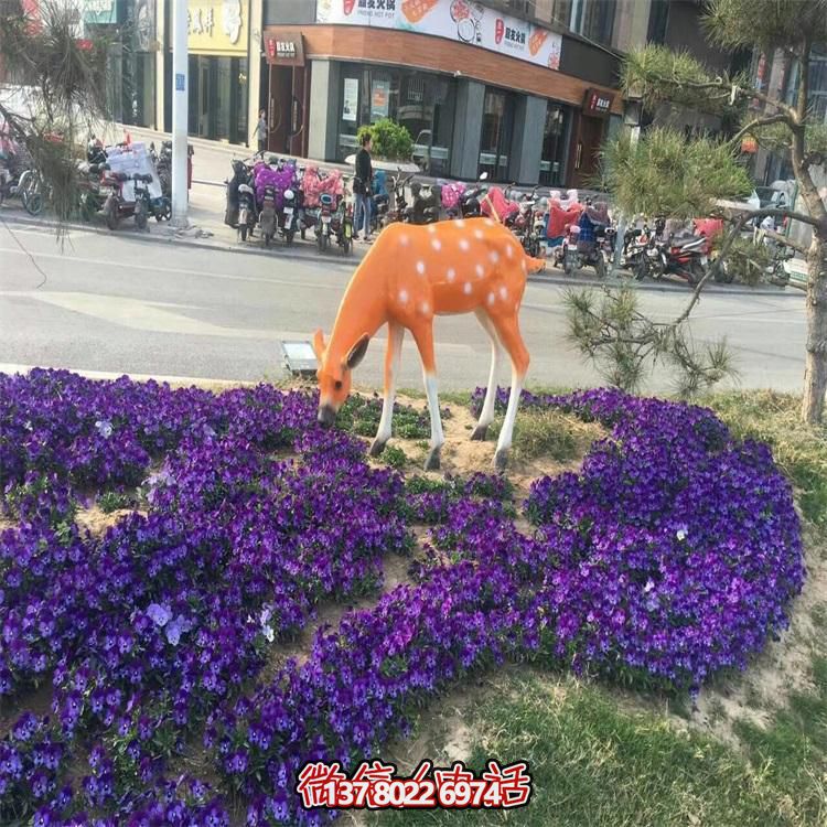 仿真鹿雕塑，在草叢中擺放，玻璃鋼打造