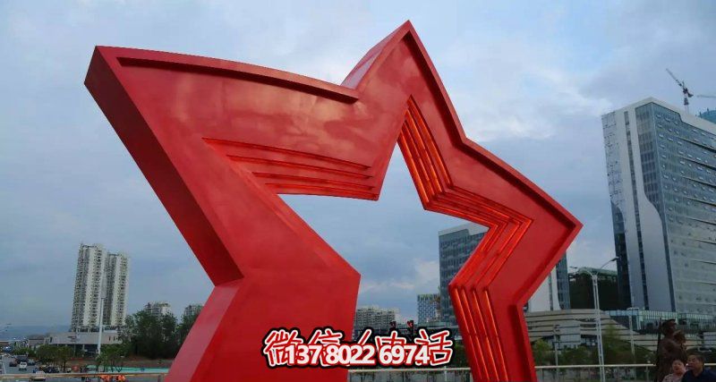 不銹鋼雕塑拱門，點綴景觀廣場