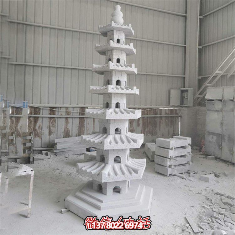 天然青石多層石佛塔，雕刻精美，為寺廟擺放