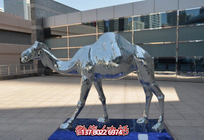 不銹鋼駱駝雕塑，為廣場添彩