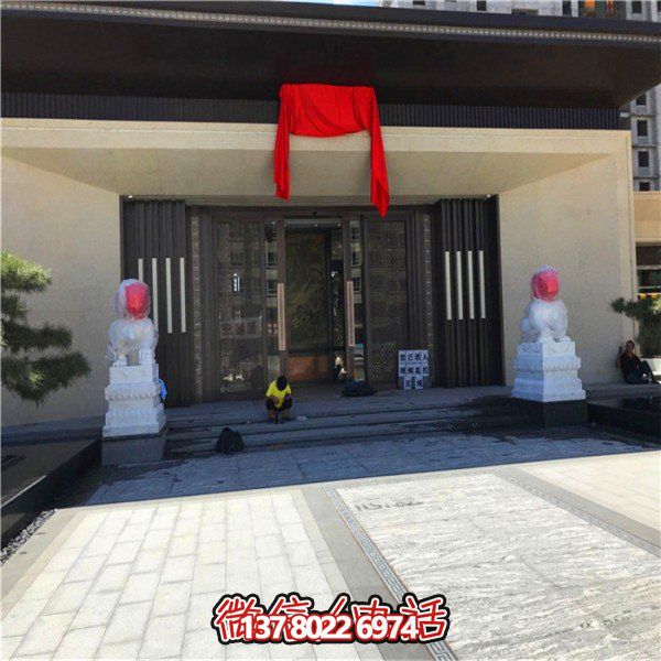精美大型漢白玉石獅子雕刻門(mén)墩，為別墅門(mén)口增添雅致氣息