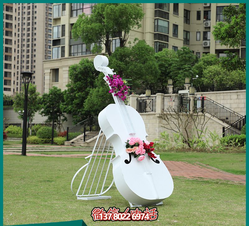 玻璃鋼雕塑，打造創(chuàng)意白色大提琴，點綴公園景區(qū)