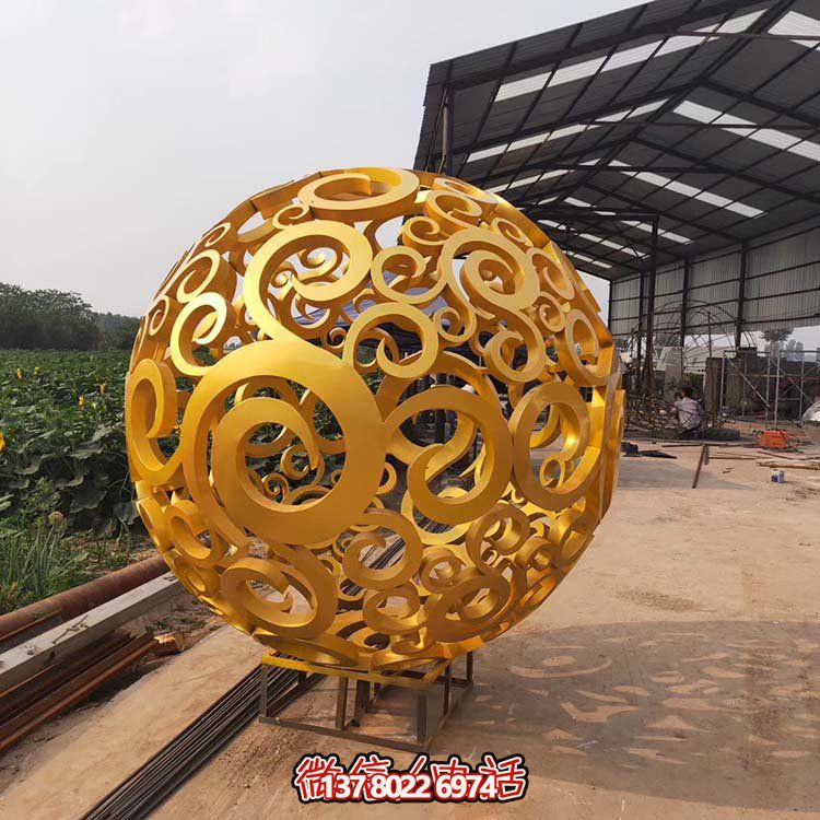 大型不銹鋼鏤空球雕塑，為園林景觀增添靈動(dòng)之美