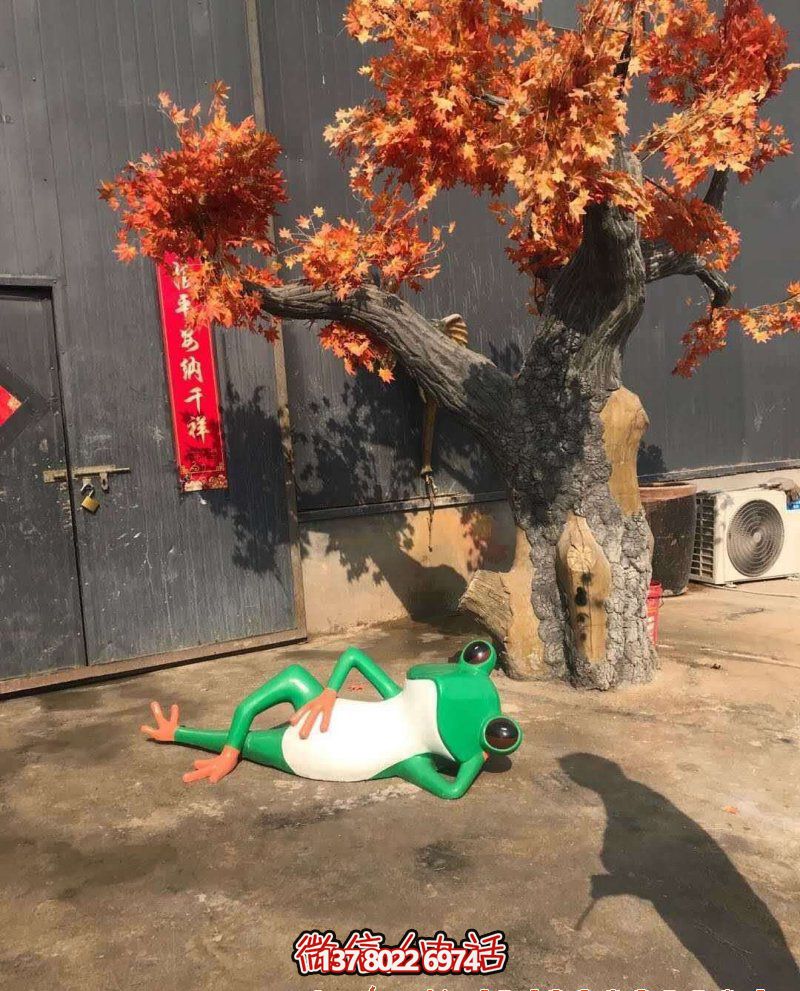 玻璃鋼雕塑躺臥青蛙，給公園增添美感