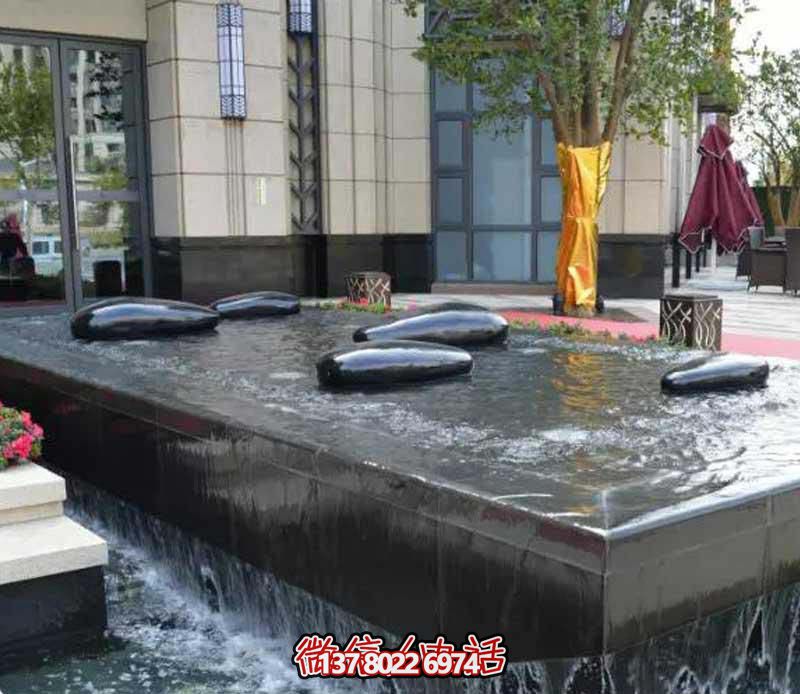 創(chuàng)意水中鵝卵石雕塑，為酒店池塘帶來抽象美感