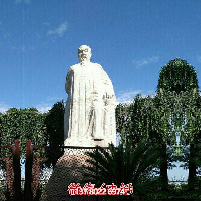 林則徐石雕塑，點(diǎn)綴校園廣場