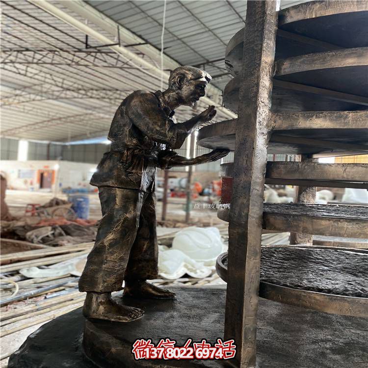 玻璃鋼仿銅人物擺件，點綴戶外園林景觀