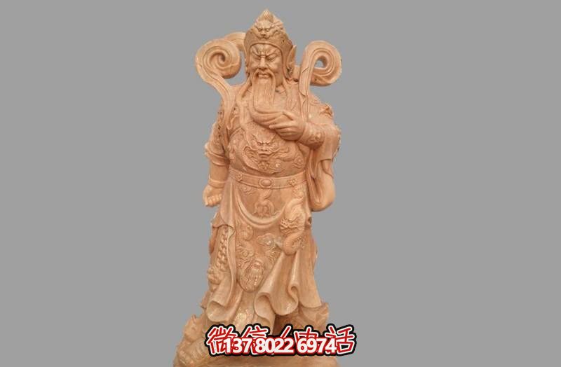 紅日晚霞下的關(guān)公雕塑，溫馨庭院里的佛像供奉