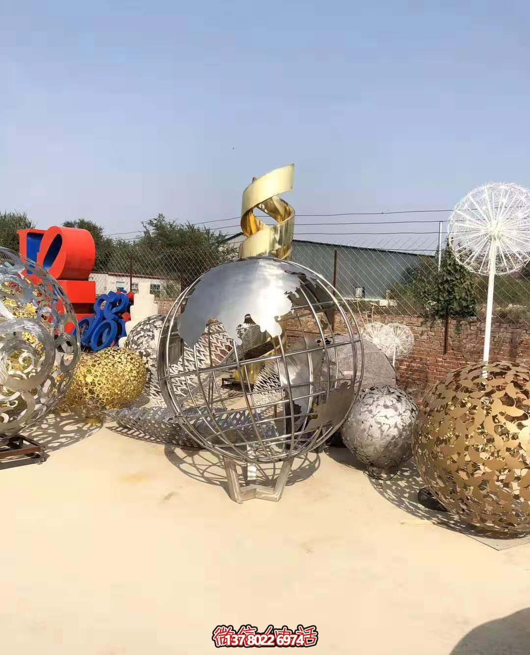 不銹鋼拋光地球儀雕塑，營造公園游樂場氛圍