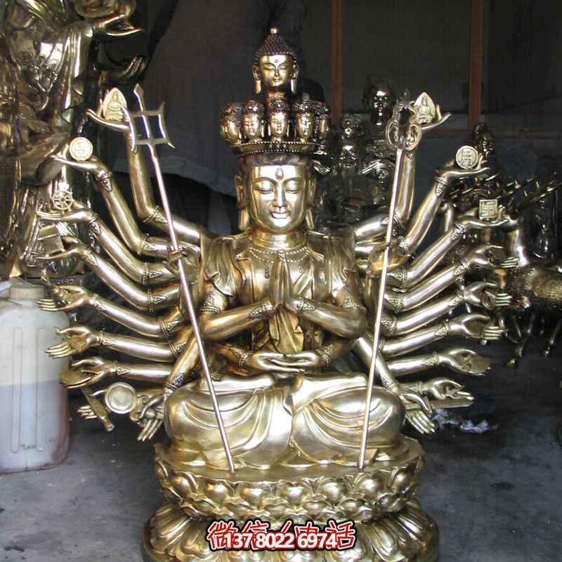 鎏金菩薩雕塑，供奉觀音祈福