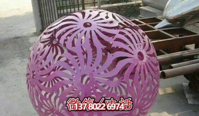 紫色不銹鋼鏤空球雕塑，為花園增添精彩