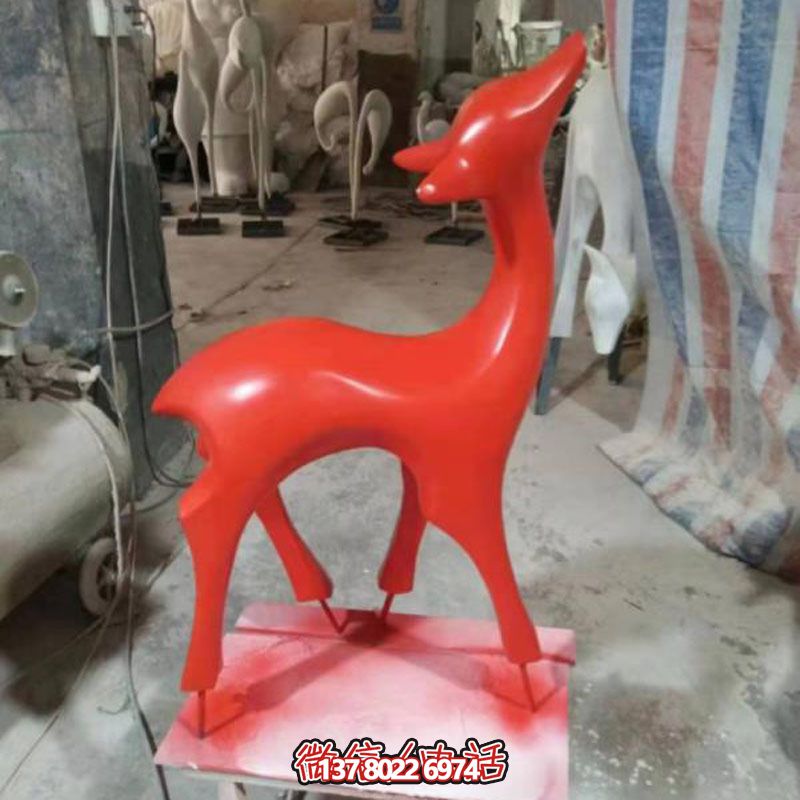 玻璃鋼制紅色梅花鹿雕塑，裝點別墅小區(qū)精致美觀