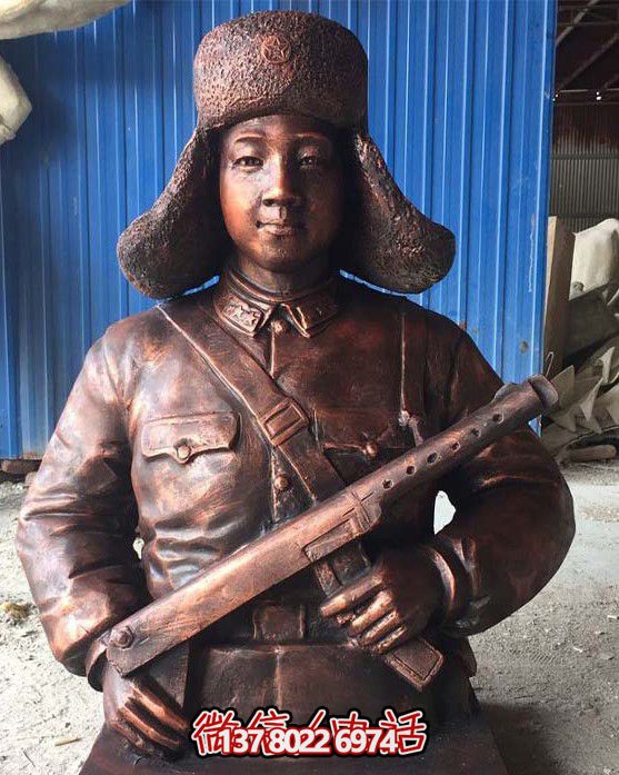 不銹鋼仿銅雷鋒持槍雕塑，現(xiàn)代雷鋒屹立于戶外景區(qū)