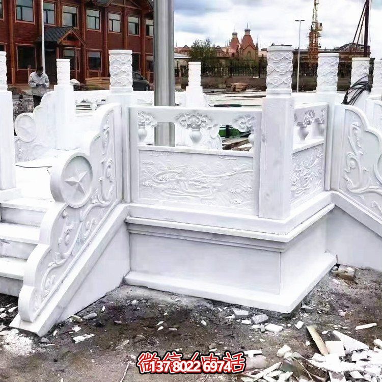 漢白玉升旗臺(tái)，做工精美，安全防護(hù)欄桿