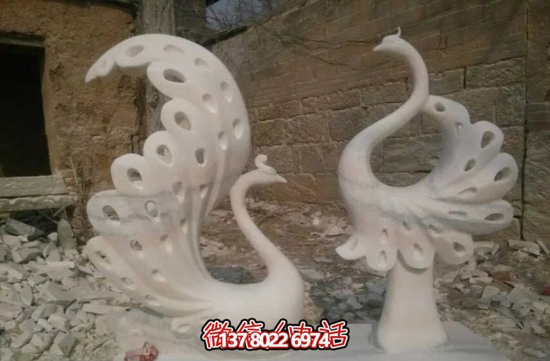 不銹鋼鏤空孔雀雕塑，點(diǎn)綴公園湖邊