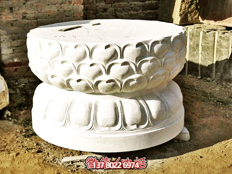 漢白玉制須彌座佛像，以精美圓形飾就古樸寺院