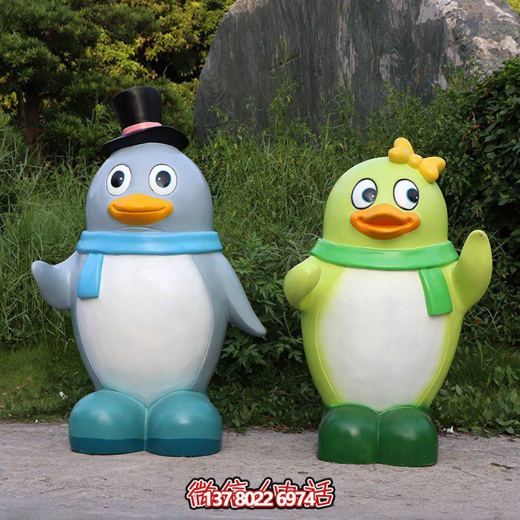 玻璃鋼彩繪企鵝景觀公仔，為幼兒園戶外擺件