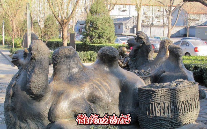 玻璃鋼駱駝雕塑，欣賞公園里歪頭看玻璃創(chuàng)意