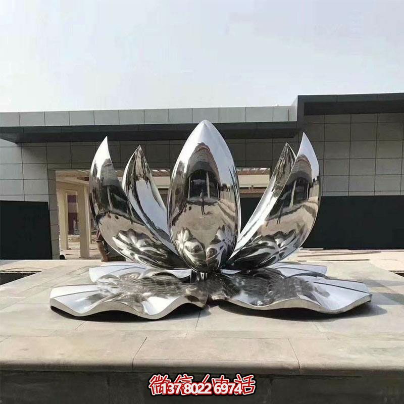 大型不銹鋼蓮花雕塑，鏡面反射景觀