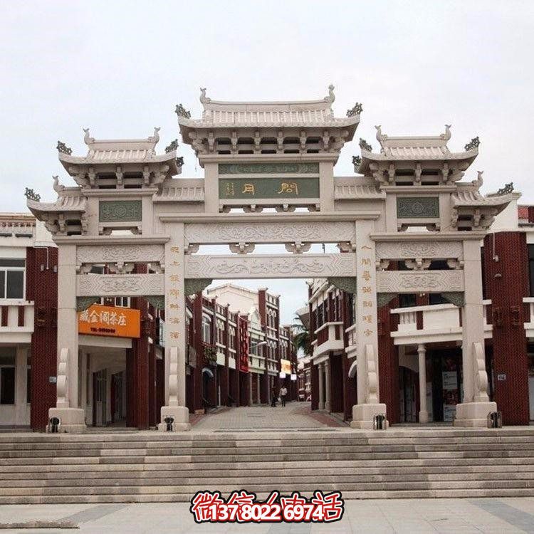 精美中式三門牌坊，裝飾大理街道