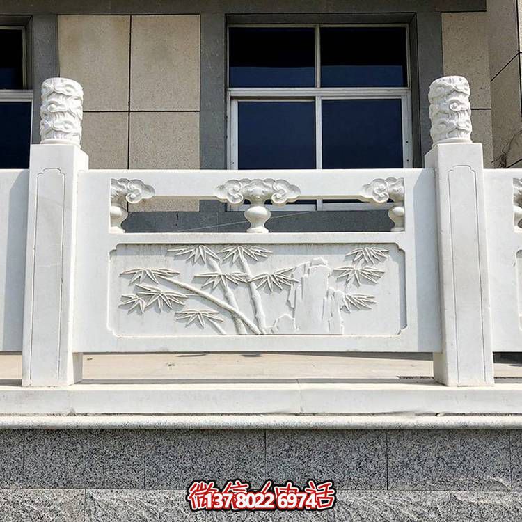 精致古典庭院雕飾浮雕石柱、欄桿、欄板，營造溫馨園林