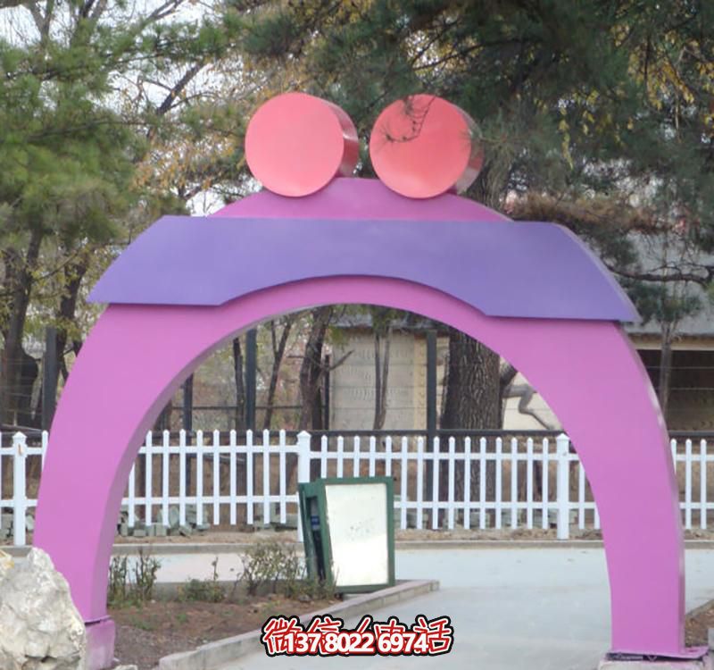 創(chuàng)意玻璃鋼愛心雕塑，裝點(diǎn)城市公園